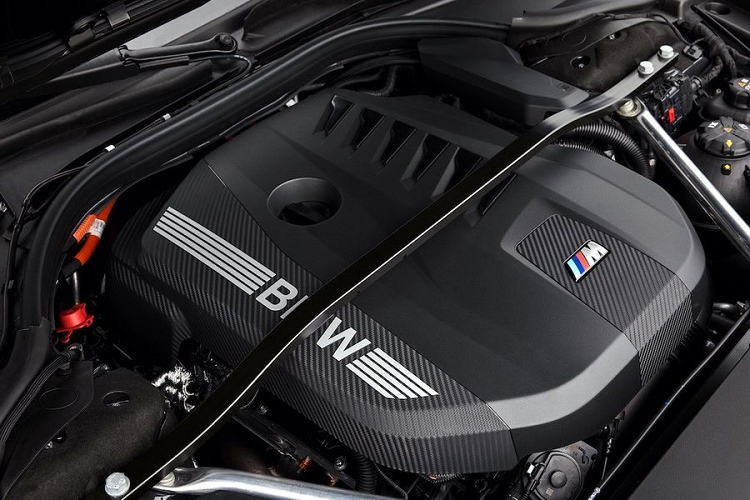 Trong đó, các tùy chọn plug-in hybrid cho BMW 7-Series là điểm nhấn đáng chú ý. Đầu tiên là biến thể 750e xDrive, sử dụng động cơ sáu xi-lanh tăng áp 3.0 lít hoạt động cùng với một động cơ điện cho ra công suất 490 mã lực và mô-men xoắn cực đại đạt 700 Nm. Khối động cơ này cho phép xe tăng tốc 0-100 km/h chỉ trong 4,8 giây.