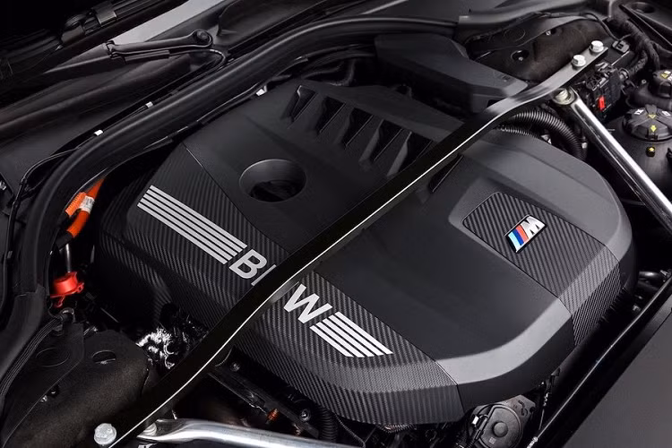 Trong đó, các tùy chọn plug-in hybrid cho BMW 7-Series là điểm nhấn đáng chú ý. Đầu tiên là biến thể 750e xDrive, sử dụng động cơ sáu xi-lanh tăng áp 3.0 lít hoạt động cùng với một động cơ điện cho ra công suất 490 mã lực và mô-men xoắn cực đại đạt 700 Nm. Khối động cơ này cho phép xe tăng tốc 0-100 km/h chỉ trong 4,8 giây.