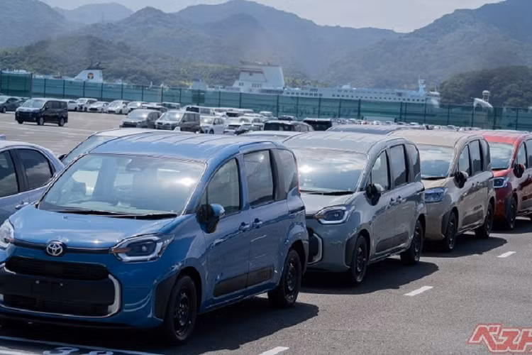 Theo kế hoạch, thế hệ mới của dòng MPV cỡ nhỏ Toyota Sienta 2023 mới sẽ chính thức trình làng ở thị trường nội địa Nhật Bản vào ngày 23/8 tới đây. Đồng thời, trang bị và giá bán của mẫu xe này ở thị trường Nhật Bản cũng đã bị rò rỉ.