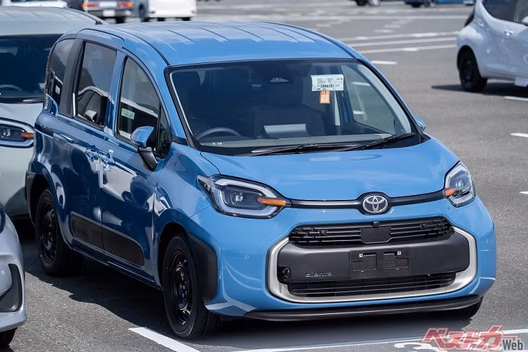 Theo đó, xe MPV cỡ nhỏ Toyota Sienta 2023 được bổ sung cụm đèn pha LED tròn trịa hơn trước, được bao quanh bằng dải đèn LED định vị ban ngày hình chữ "U". Hai đèn pha nối liền với nhau bằng nẹp màu đen ở giữa, tích hợp logo của hãng Toyota.