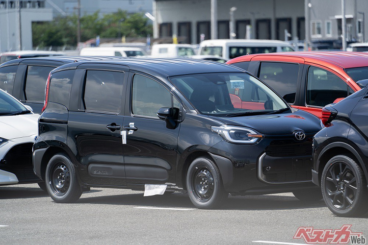 Toyota Sienta 2023 bản cao cấp còn có công nghệ camera 360 độ, hiển thị cả khu vực bên dưới gầm xe. Trang bị này nằm trong gói công nghệ Toyota Teammate Advanced Park.