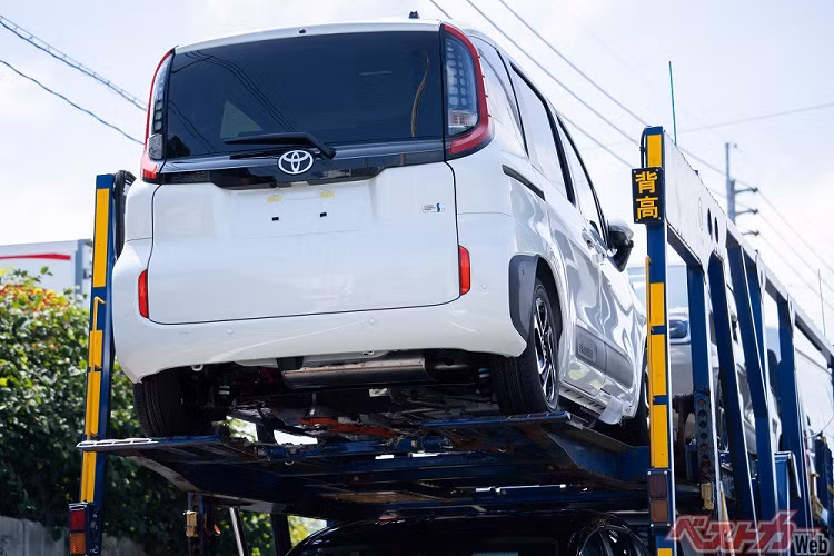 Nằm bên dưới nắp ca-pô của Toyota Sienta 2023 ở thị trường Nhật Bản là 2 tùy chọn động cơ. Đầu tiên là động cơ xăng 4 xi-lanh, dung tích 1.5L và chỉ đi với hệ dẫn động 1 cầu. Thứ hai là hệ truyền động hybrid, bao gồm máy xăng 1.5L.