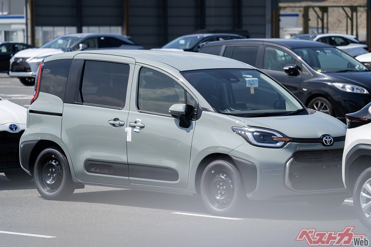 Tại thị trường Nhật Bản, giá xe Toyota Sienta 2023 dao động từ 1,95 - 3,108 triệu Yên (khoảng 333 - 531 triệu đồng). Ngoài Nhật Bản, mẫu MPV này còn được bán ở một số thị trường khác như Đông Nam Á.