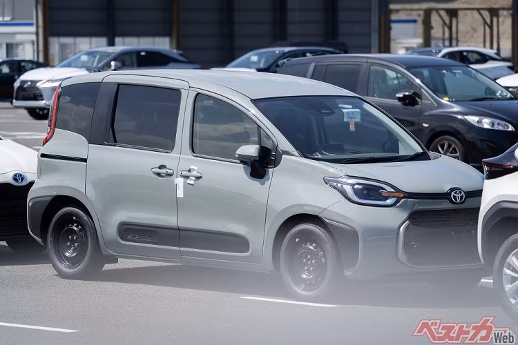 Tại thị trường Nhật Bản, giá xe Toyota Sienta 2023 dao động từ 1,95 - 3,108 triệu Yên (khoảng 333 - 531 triệu đồng). Ngoài Nhật Bản, mẫu MPV này còn được bán ở một số thị trường khác như Đông Nam Á.