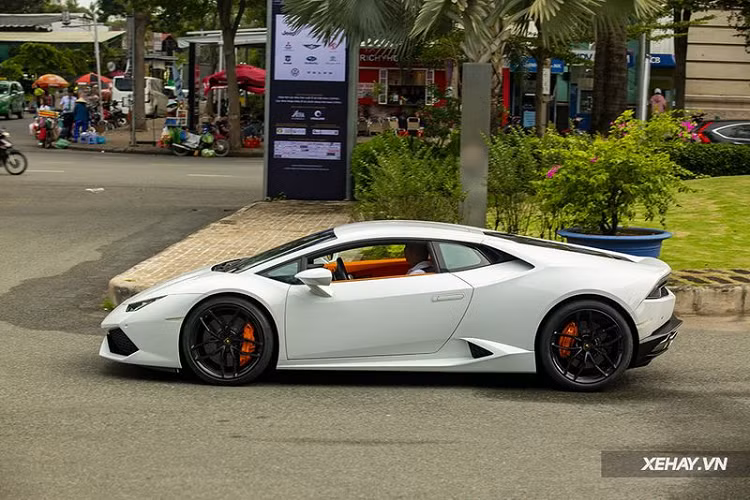 Cách đây vài tháng, siêu bò này được chủ xe khoaca cho dàn áo màu đen-trắng khá ấn tượng nhưng đến nay xe đã trở về màu sơn nguyên bản.Ngoài “bộ cánh” màu trắng độc nhất, Lamborghini Huracan LP610-4 tại VMS 2022 này còn được trang bị bộ mâm 5 chấu màu đen bóng, cùng cùm phanh gốm màu cam nổi bật.