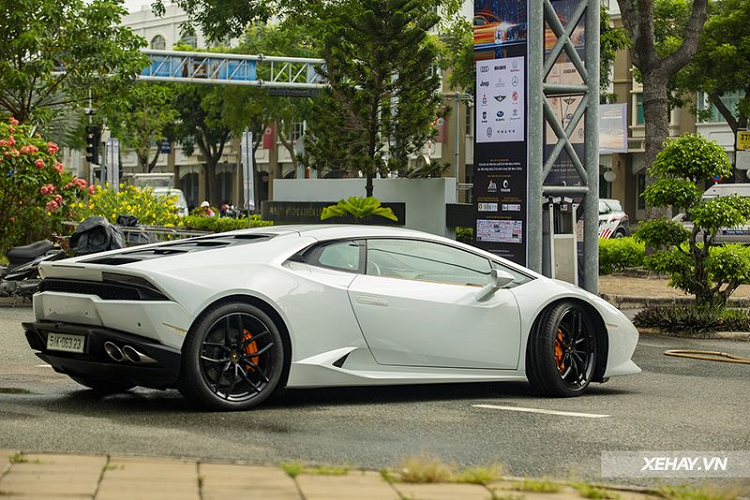 Lamborghini Huracan sử dụng động cơ V10 dung tích 5,2 lít hút khí tự nhiên, sản sinh công suất 610 mã lực tại vòng tua 8.250 vòng/phút và mô-men xoắn cực đại 560 Nm tại 6.500 vòng/phút, đi kèm hộp số ly hợp kép 7 cấp và hệ dẫn động 4 bánh.