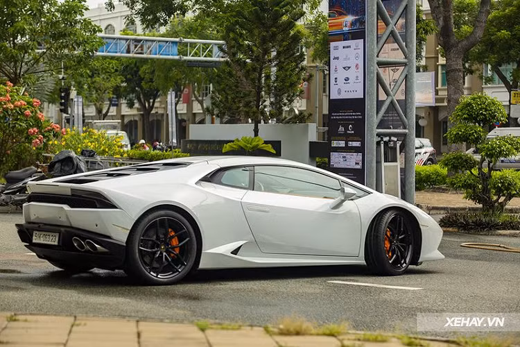 Lamborghini Huracan sử dụng động cơ V10 dung tích 5,2 lít hút khí tự nhiên, sản sinh công suất 610 mã lực tại vòng tua 8.250 vòng/phút và mô-men xoắn cực đại 560 Nm tại 6.500 vòng/phút, đi kèm hộp số ly hợp kép 7 cấp và hệ dẫn động 4 bánh.