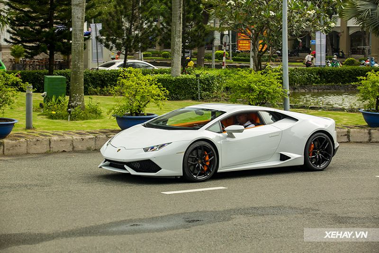 Tính đến thời điểm hiện tại, số lượng Lamborghini Huracan tại Việt Nam có khoảng 15 chiếc. Tuy nhiên, chỉ có duy nhất 1 chiếc chính hãng có màu sơn trắng ở ngoại thất.