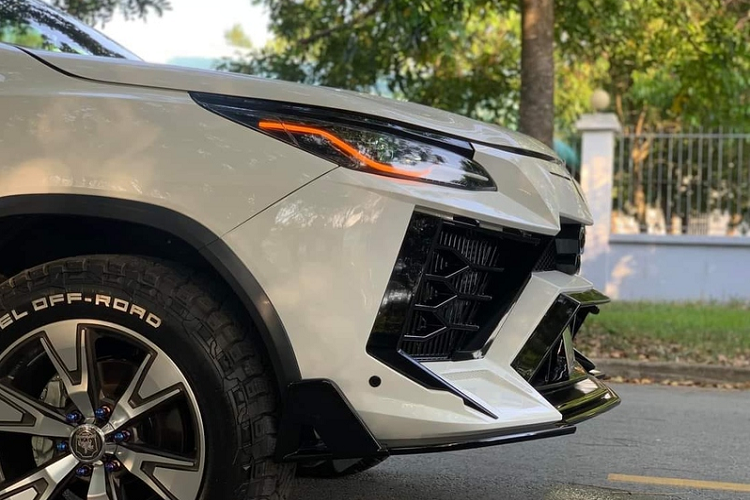 Ở phía sau, hầu hết các chi tiết đều được làm lại theo Urus Venatus, gồm bộ khuếch tán gió trải dài đuôi xe, ống xả 3 đầu ống pô hình kim cương với các chóp trung tâm gắn liền nhau, nhưng nhiều khả năng đây chỉ là ống xả giả. Chiếc SUV được bổ sung cánh lướt gió ngoại cỡ để tạo dấu ấn riêng.