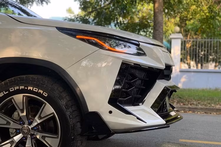 Ở phía sau, hầu hết các chi tiết đều được làm lại theo Urus Venatus, gồm bộ khuếch tán gió trải dài đuôi xe, ống xả 3 đầu ống pô hình kim cương với các chóp trung tâm gắn liền nhau, nhưng nhiều khả năng đây chỉ là ống xả giả. Chiếc SUV được bổ sung cánh lướt gió ngoại cỡ để tạo dấu ấn riêng.