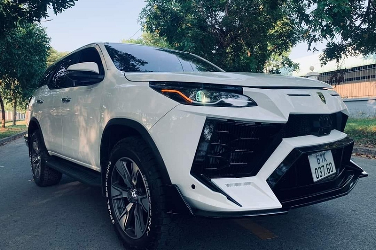 Bản độ Lamborghini Urus từ Toyota Fortuner này được một xưởng tại Việt Nam gia công và hoàn thiện chứ không phải chính hãng Mansory cung cấp cho Toyota Fortuner, và điều đó đã gây ra nhiều ý kiến trái chiều.