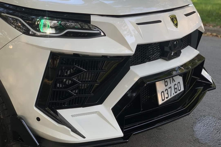 Bỏ việc này qua một bên, công bằng mà nói thì bản độ Fortuner phong cách Urus ở Bình Dương cũng khá đặc biệt. Phần đầu xe là thay đổi nhiều nhất, với lưới tản nhiệt, cản trước và toàn bộ mặt ca-lăng được tạo hình mới toanh, những đường nét cắt xẻ táo bạo để giống với Urus nhất có thể.