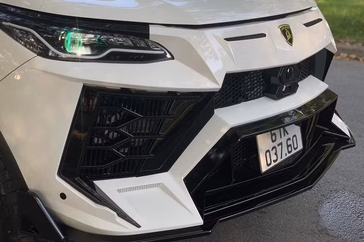 Bỏ việc này qua một bên, công bằng mà nói thì bản độ Fortuner phong cách Urus ở Bình Dương cũng khá đặc biệt. Phần đầu xe là thay đổi nhiều nhất, với lưới tản nhiệt, cản trước và toàn bộ mặt ca-lăng được tạo hình mới toanh, những đường nét cắt xẻ táo bạo để giống với Urus nhất có thể.