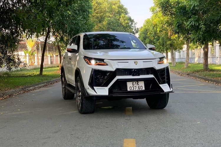 Được biết, mức giá bộ bodykit cung cấp cho Toyota Fortuner tại Việt Nam được những tay thợ độ làm lên ngoại hình "nhái" siêu xe Lamborghini Urus có giá khoảng 70 triệu đồng.