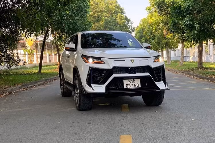 Được biết, mức giá bộ bodykit cung cấp cho Toyota Fortuner tại Việt Nam được những tay thợ độ làm lên ngoại hình "nhái" siêu xe Lamborghini Urus có giá khoảng 70 triệu đồng.