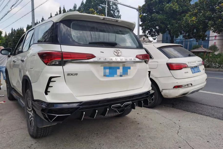 Việc biến những mẫu SUV Nhật Bản thành siêu xe Lamborghini Urus đã không còn quá xa lạ với giới mê xe. Trước đó, hãng độ Albermo của Nhật Bản cũng đã từng giới thiệu gói độ Toyota phong cách Lamborghini Urus dành cho hai mẫu xe của là Venza và RAV4.