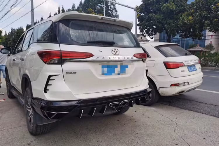 Việc biến những mẫu SUV Nhật Bản thành siêu xe Lamborghini Urus đã không còn quá xa lạ với giới mê xe. Trước đó, hãng độ Albermo của Nhật Bản cũng đã từng giới thiệu gói độ Toyota phong cách Lamborghini Urus dành cho hai mẫu xe của là Venza và RAV4.