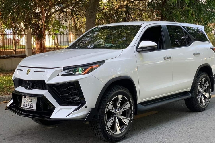 Hình ảnh một chiếc Toyota Fortuner độ Lamborghini Urus đang trở thành đề tài gây xôn xao trên mạng xã hội. Về tổng thể, sau nâng cấp, chiếc SUV phổ thông đã được "lột xác" với phong cách "học theo" bản độ Lamborghini Urus Venatus (từ Mansory).