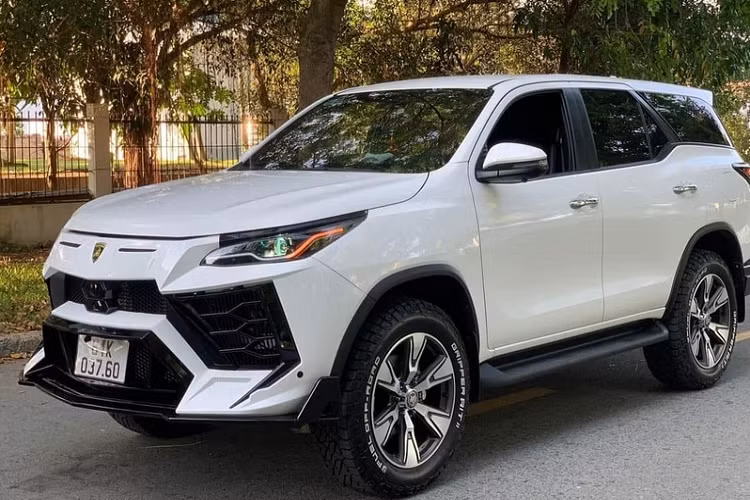 Hình ảnh một chiếc Toyota Fortuner độ Lamborghini Urus đang trở thành đề tài gây xôn xao trên mạng xã hội. Về tổng thể, sau nâng cấp, chiếc SUV phổ thông đã được "lột xác" với phong cách "học theo" bản độ Lamborghini Urus Venatus (từ Mansory).