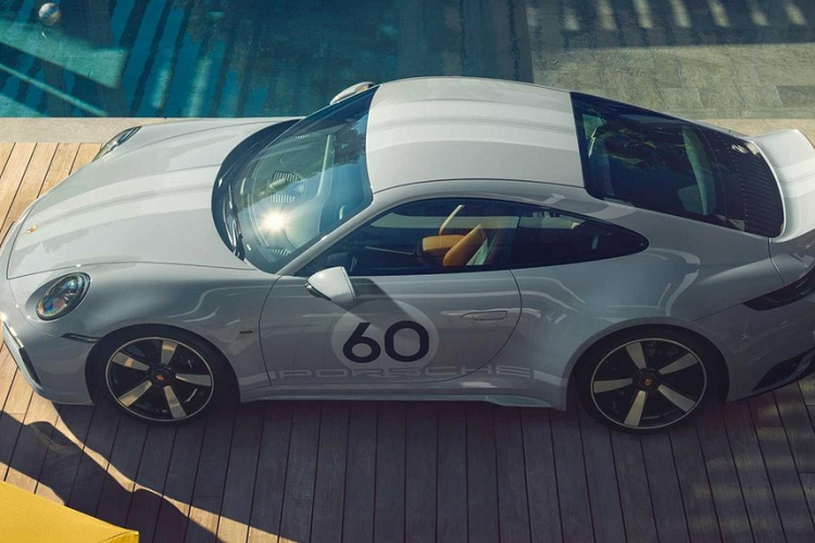 Rất có thể phải đến đầu năm sau, vợ chồng Đàm Thu Trang mới nhận bàn giao xe Porsche 911 Sport Classic 2023. Những hình ảnh do Cường Đô la chia sẻ cho thấy chiếc Porsche 911 Sport Classic 2023 này có ngoại thất sơn màu xám Sport Grey Metallic cùng 2 đường sọc kép màu trắng kéo dài từ nắp capô, lên trần và vòng ra đuôi xe.