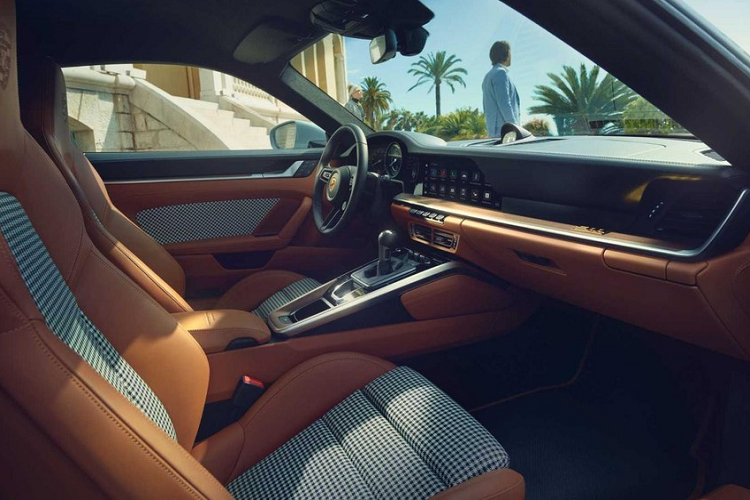 Chưa hết, những chiếc xe Porsche 911 Sport Classic 2023 còn có logo Porsche màu trắng bên cửa và sẽ có sự xuất hiện ngẫu nhiên hoặc khách tự lựa con số từ 1 đến 99 cho phù hợp với mình. Xe sở hữu la-zăng Fuchs 5 chấu đơn dạng phay xước khá cổ điển, đúng tên gọi của xe. Phần mui xe được làm từ nhựa gia cố sợi carbon (CFRP) hay cánh gió sau kiểu "đuôi vịt" lấy cảm hứng từ chiếc Carrera 2.7 RS 1973.