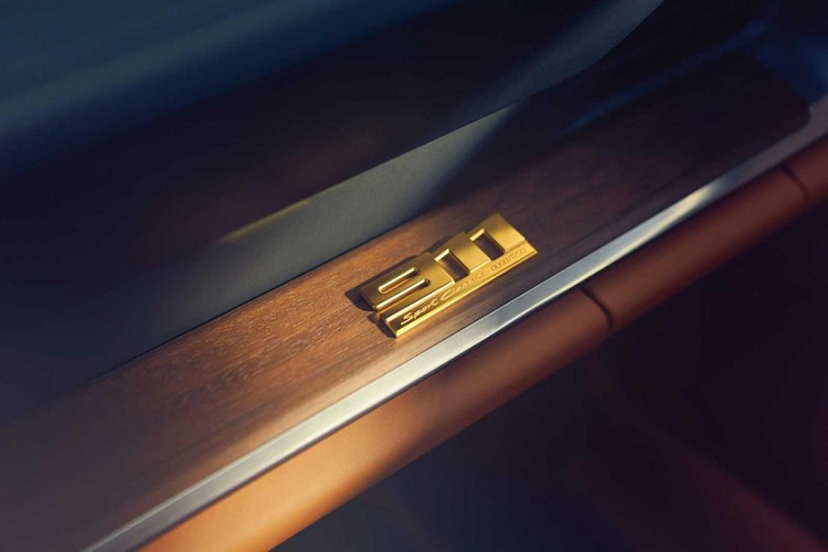 Porsche 911 Sport Classic 2023 được sản xuất dựa trên chiếc Porsche 911 Turbo S 992 nên xe sở hữu khối động cơ 6 xy-lanh, dung tích 3.8 lít, tăng áp kép nhưng chỉ sản sinh ra công suất tối đa 542 mã lực và mô-men xoắn cực đại chỉ 600 Nm. Các thông số này trên xe Porsche 911 Turbo S 992 là 641 mã lực và 800 Nm. Động cơ này sẽ kết hợp với hộp số sàn 7 cấp và hệ dẫn động cầu sau. Việc chỉ trang bị đúng 1 hộp số đã giúp 911 Sport Classic 2023 trở thành xe Porsche 911 số sàn mạnh nhất.