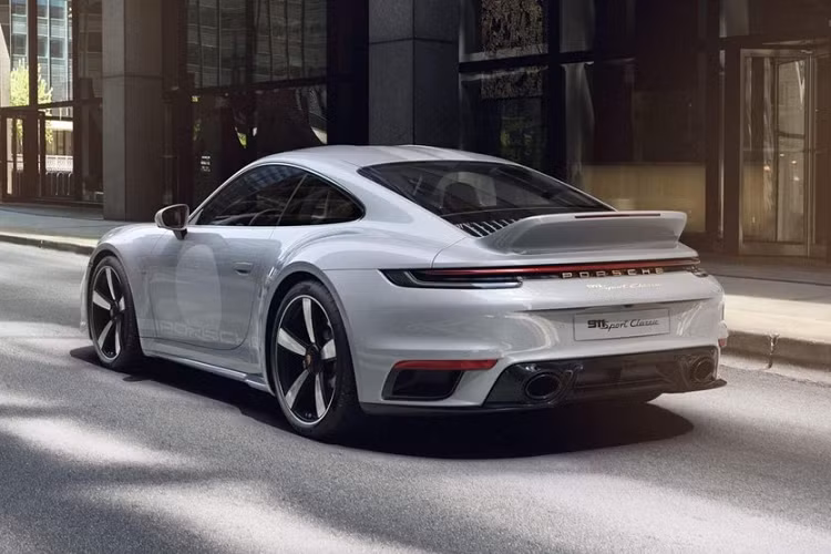 Porsche 911 Sport Classic 2023 có thể tăng tốc từ vị trí xuất phát lên 100 km/h chỉ trong thời gian 4,1 giây trước khi đạt tốc độ tối đa 315 km/h. Hiện tại, Sport Classic 2023 cũng là chiếc xe Porsche 911 đắt nhất đang được phân phối chính hãng tại Việt Nam. Không rõ Cường Đô la sẽ bỏ ra bao nhiêu tiền để sở hữu bản giới hạn này, chỉ biết rằng giá xe Porsche 911 Sport Classic 2023 từ 18,66 tỷ đồng, chưa bao gồm tùy chọn.