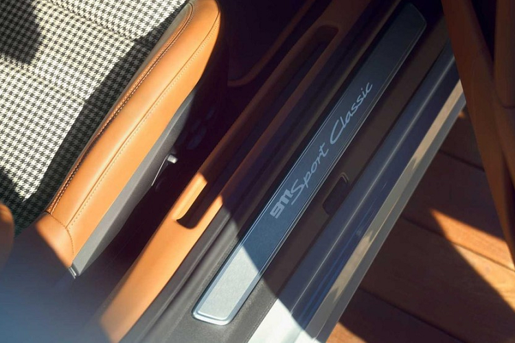 Chưa hết, xe còn có các chi tiết ốp bằng gỗ Paldao sẫm màu và còn có 1 số thay đổi nhẹ với các xe 911 thế hệ 992 như vạch chia độ và các chữ số màu xanh lá cây, kim đo màu trắng trên đồng hồ, bảng đồng hồ kỹ thuật số và đồng hồ Sport Chrono xuất hiện các điểm nhấn, logo dập nổi trên tựa đầu hay số thứ tự sản xuất trên bảng táp-lô được hoàn thiện với màu vàng óng ánh.