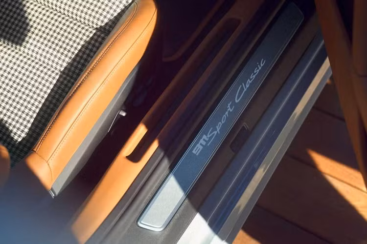 Chưa hết, xe còn có các chi tiết ốp bằng gỗ Paldao sẫm màu và còn có 1 số thay đổi nhẹ với các xe 911 thế hệ 992 như vạch chia độ và các chữ số màu xanh lá cây, kim đo màu trắng trên đồng hồ, bảng đồng hồ kỹ thuật số và đồng hồ Sport Chrono xuất hiện các điểm nhấn, logo dập nổi trên tựa đầu hay số thứ tự sản xuất trên bảng táp-lô được hoàn thiện với màu vàng óng ánh.