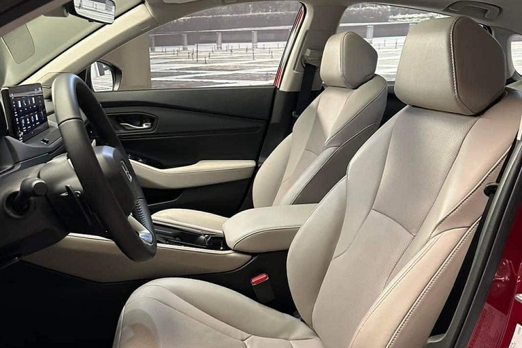 Ngoài ra, người dùng còn tìm thấy những chi tiết ốp màu đen, cần số nâng cấp và ghế trước mới, được hãng Honda quảng cáo là giảm mệt mỏi trên đường dài, trong mẫu xe này. Đằng sau là ghế có khoảng duỗi chân rộng rãi, lên đến 1.036 mm, tăng 10 mm so với trước. Trong khi đó, khoang hành lý của xe có thể tích 473 lít, được khẳng định là rộng nhất phân khúc.