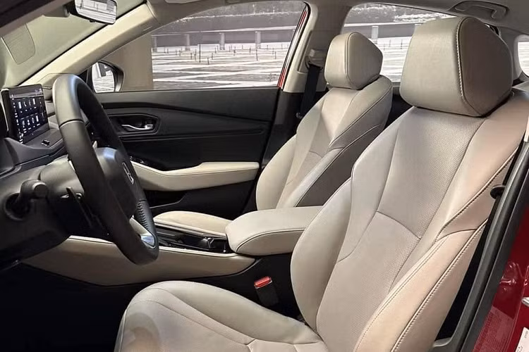 Ngoài ra, người dùng còn tìm thấy những chi tiết ốp màu đen, cần số nâng cấp và ghế trước mới, được hãng Honda quảng cáo là giảm mệt mỏi trên đường dài, trong mẫu xe này. Đằng sau là ghế có khoảng duỗi chân rộng rãi, lên đến 1.036 mm, tăng 10 mm so với trước. Trong khi đó, khoang hành lý của xe có thể tích 473 lít, được khẳng định là rộng nhất phân khúc.