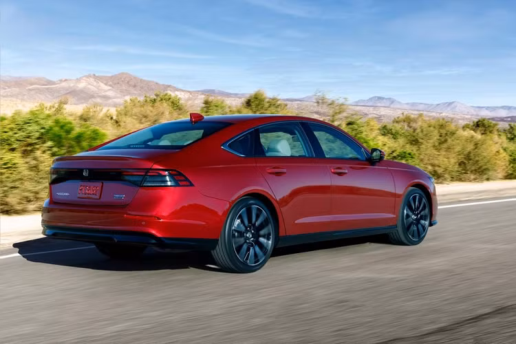 Chưa dừng ở đó, Honda Accord mới còn có thêm tính năng cập nhật phần mềm qua WiFi. Bản Touring sẽ được tích hợp sẵn những tính năng Google như Google Maps, Google Assistant và Google Play. Không chỉ tiện nghi hơn, Honda Accord 2023 còn an toàn với 2 túi khí trước mới, được thiết kế để giảm thiểu nguy cơ chấn thương sọ não nghiêm trọng trong những vụ va chạm trực diện. Thêm vào đó là túi khí đầu gối và túi khí bên dành cho hành khách phía sau tiêu chuẩn.