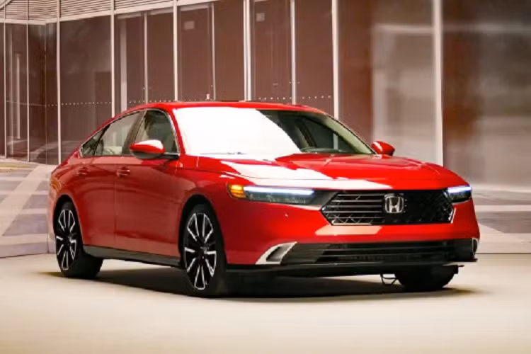 Trang bị đáng chú ý còn lại của xe là hệ thống treo MacPherson phía trước và đa liên kết đằng sau. Hiện giá xe Honda Accord 2023 vẫn chưa được công bố. Có một điều đáng tiếc là khách hàng Việt muốn mua Honda Accord thế hệ mới có lẽ sẽ phải chờ khá lâu.