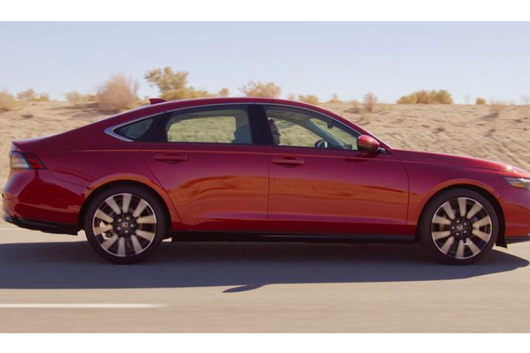 So với thế hệ cũ, xe chỉ dài hơn 70 mm trong khi tất cả các thông số kích thước còn lại đều không thay đổi. Trái ngược với kích thước, thiết kế ngoại thất của xe sedan Honda Accord 2023 lại gần như lột xác nếu đem đặt cạnh thế hệ cũ. Điều này được thể hiện rõ qua khu vực đầu xe với lưới tản nhiệt hình lục giác mới. Bên trong lưới tản nhiệt là những mắt lưới hình quả trám sơn màu đen.