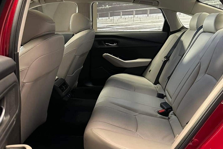 Ở bản tiêu chuẩn, Honda Accord 2023 dùng màn hình cảm ứng trung tâm 7 inch, hỗ trợ Android Auto/Apple CarPlay có dây, sưởi ghế trước, ghế lái chỉnh điện 8 hướng, hệ thống điều hòa tự động 2 vùng độc lập và cửa sổ trời. Các bản cao hơn như Sport, Sport-L, EX-L và Touring sẽ dùng màn hình cảm ứng trung tâm 12,3 inch, hỗ trợ Apple CarPlay/Android Auto không dây.