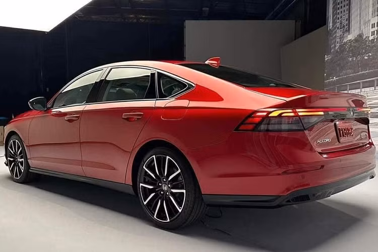 Trong đó, bản tiêu chuẩn được trang bị ốp gương ngoại thất sơn cùng màu thân xe và bộ vành hợp kim 17 inch. Bản Sport lại tạo điểm nhấn riêng bằng ốp gương ngoại thất, cánh gió sau và vành hợp kim 19 inch màu đen. Bản Sport-L sẽ có thêm bộ khuếch tán gió màu đen. Riêng bản Touring cao cấp nhất sẽ có những điểm nhấn ngoại thất màu đen và bạc tương phản cùng vành 19 inch.