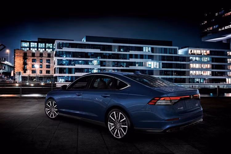 Ngoài ra, hãng Honda còn nâng cấp gói công nghệ an toàn chủ động Honda Sensing trên mẫu sedan cỡ trung này bằng cách bổ sung camera 90 độ mới. Hệ thống phát hiện điểm mù của xe có thể phát hiện vật thể ở khoảng cách 25 m. Trong khi đó, hệ thống kiểm soát hành trình thích ứng và hỗ trợ giữ làn đường được cải tiến để phản ứng tự nhiên hơn. Cuối cùng là hệ thống hỗ trợ lái xe khi tắc đường hoàn toàn mới, giúp người điều khiển duy trì làn đường ở tốc độ thấp.