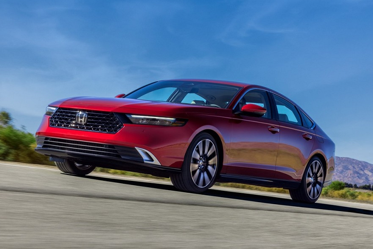 Sau khi tung ra những hình ảnh nhá hàng, Honda đã chính thức giới thiệu Accord thế hệ mới với thị trường Mỹ. Hãng hứa hẹn Honda Accord 2023 mới là mẫu sedan cao cấp nhất từ trước đến nay. Bước sang thế hệ mới, mẫu sedan hạng D này sở hữu chiều dài 4.971 mm, chiều rộng 1.862 mm, chiều cao 1.450 mm và chiều dài cơ sở 2.830 mm.