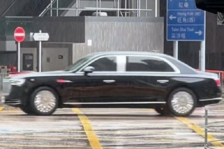 Vào hôm 1/7/2022 vừa qua, chiếc Hồng Kỳ N701 hoàn toàn mới đã bất ngờ lộ diện trong chuyến thăm chính thức Hồng Kông của ông Tập. Trước đó, vào năm 2018, Hồng Kỳ cũng từng phát triển chiếc xe limousine mới mang tên N501 dành cho Chủ tịch Trung Quốc.