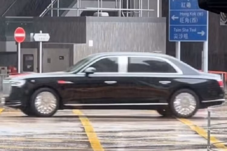 Vào hôm 1/7/2022 vừa qua, chiếc Hồng Kỳ N701 hoàn toàn mới đã bất ngờ lộ diện trong chuyến thăm chính thức Hồng Kông của ông Tập. Trước đó, vào năm 2018, Hồng Kỳ cũng từng phát triển chiếc xe limousine mới mang tên N501 dành cho Chủ tịch Trung Quốc.