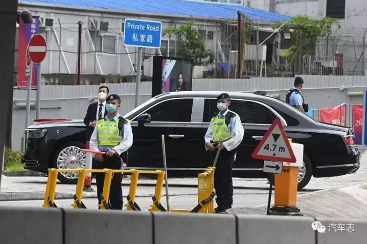 Ngoài ra, xe limousine mới của ông Tập còn được trang bị bộ vành hợp kim cỡ lớn. Trên sườn xe còn có nhiều chi tiết mạ crôm như đường chân kính, cột B, tay nắm cửa và nẹp nối giữa 2 hốc bánh. Trong khi đó, logo hình lá cờ đỏ được đặt phía sau chắn bùn trước.