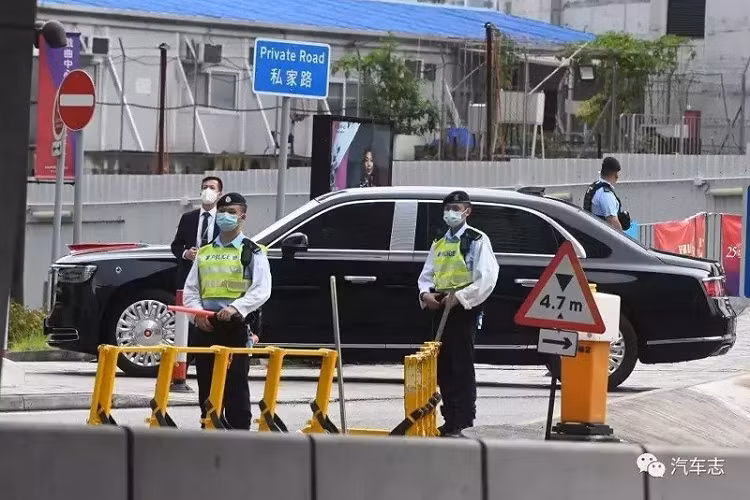 Ngoài ra, xe limousine mới của ông Tập còn được trang bị bộ vành hợp kim cỡ lớn. Trên sườn xe còn có nhiều chi tiết mạ crôm như đường chân kính, cột B, tay nắm cửa và nẹp nối giữa 2 hốc bánh. Trong khi đó, logo hình lá cờ đỏ được đặt phía sau chắn bùn trước.