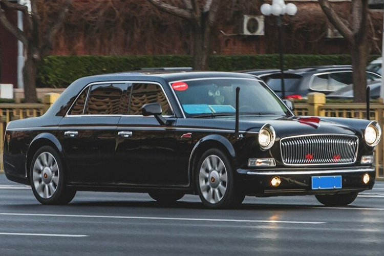 Chưa rõ mẫu xe mới của Chủ tịch Trung Quốc được trang bị động cơ nào. Có thể xe sẽ dùng động cơ xăng V12 hoặc V8. Hiện hãng Hồng Kỳ có cả 2 loại động cơ này. Trong đó, động cơ V8, tăng áp, dung tích 4.0L dùng cho Hồng Kỳ LS7 tạo ra công suất tối đa 360 mã lực và mô-men xoắn cực đại 550 Nm. Động cơ xăng V12, dung tích 6.0L của hãng sản sinh công suất tối đa 408 mã lực hoặc 375 mã lực.