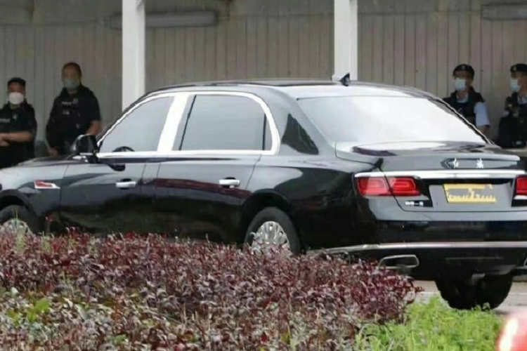 So với "đàn anh" N501, Hồng Kỳ N701 sở hữu thiết kế ngoại thất hiện đại hơn và gợi liên tưởng đến xe siêu sang Rolls-Royce. Điều này thể hiện qua thiết kế đầu xe với lưới tản nhiệt mạ crôm cỡ lớn, nối liền với cụm đèn pha thanh mảnh ở hai bên. Thêm vào đó là nẹp mạ crôm ôm lấy nắp ca-pô và vắt ngang hốc gió trung tâm bên dưới. Trên nắp ca-pô của N701 cũng có logo hình lá cờ đỏ đặc trưng của thương hiệu Hồng Kỳ.