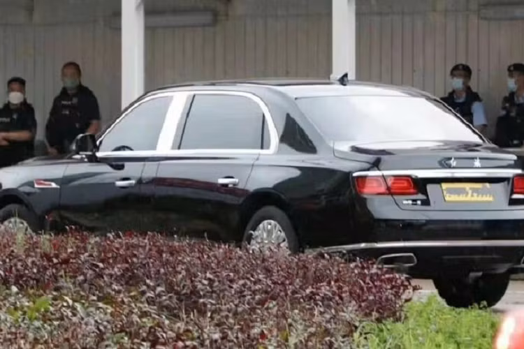 So với "đàn anh" N501, Hồng Kỳ N701 sở hữu thiết kế ngoại thất hiện đại hơn và gợi liên tưởng đến xe siêu sang Rolls-Royce. Điều này thể hiện qua thiết kế đầu xe với lưới tản nhiệt mạ crôm cỡ lớn, nối liền với cụm đèn pha thanh mảnh ở hai bên. Thêm vào đó là nẹp mạ crôm ôm lấy nắp ca-pô và vắt ngang hốc gió trung tâm bên dưới. Trên nắp ca-pô của N701 cũng có logo hình lá cờ đỏ đặc trưng của thương hiệu Hồng Kỳ.