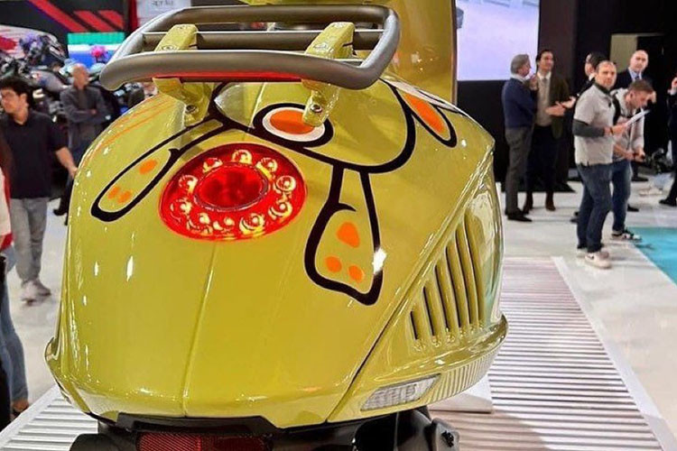 Ở phiên bản kỷ niệm này, Vespa 946 khoác lên mình màu sơn xanh lá độc đáo với tên gọi Vespa Green. Điểm thú vị của màu sơn này chính là độ sâu của màu xanh sẽ thay đổi tùy theo góc độ ánh sáng chiếu lên. Họa tiết hoạt hình chú thỏ được trang trí trên thân xe cũng là một điểm nhấn cho phiên bản kỷ niệm đặc biệt này.