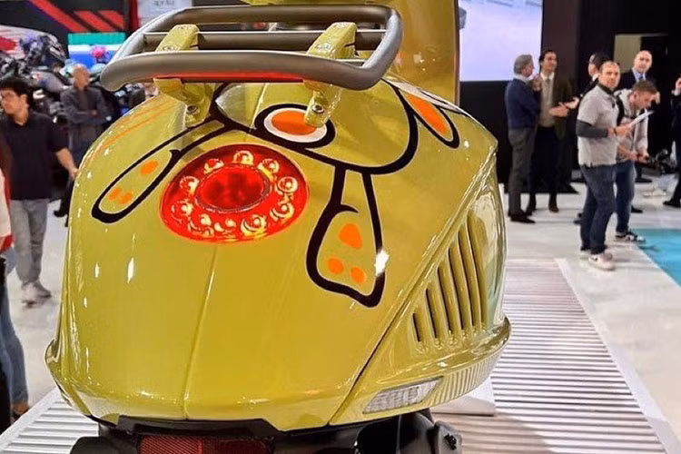 Ở phiên bản kỷ niệm này, Vespa 946 khoác lên mình màu sơn xanh lá độc đáo với tên gọi Vespa Green. Điểm thú vị của màu sơn này chính là độ sâu của màu xanh sẽ thay đổi tùy theo góc độ ánh sáng chiếu lên. Họa tiết hoạt hình chú thỏ được trang trí trên thân xe cũng là một điểm nhấn cho phiên bản kỷ niệm đặc biệt này.