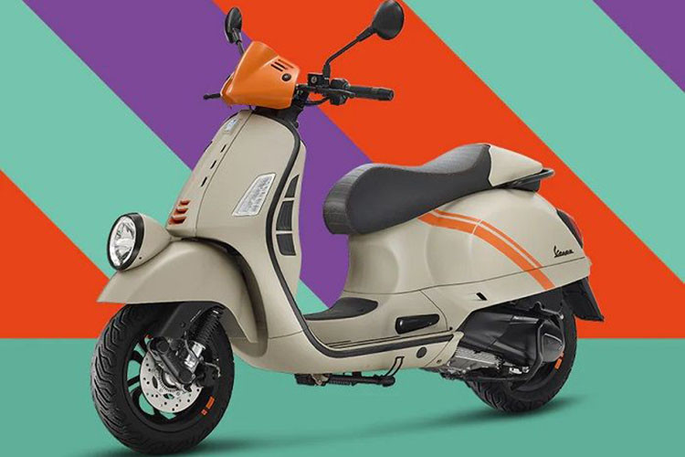 Cuối cùng chính là Vespa GTV 2023 - phiên bản thể thao hơn của Vespa GT. Mẫu xe ga này ra mắt với diện mạo mới khi được bổ sung thêm ốp chắn gió đầu xe nổi bật và đồng hồ điện tử hình tròn thay thế cho đồng hồ cơ trước đây.