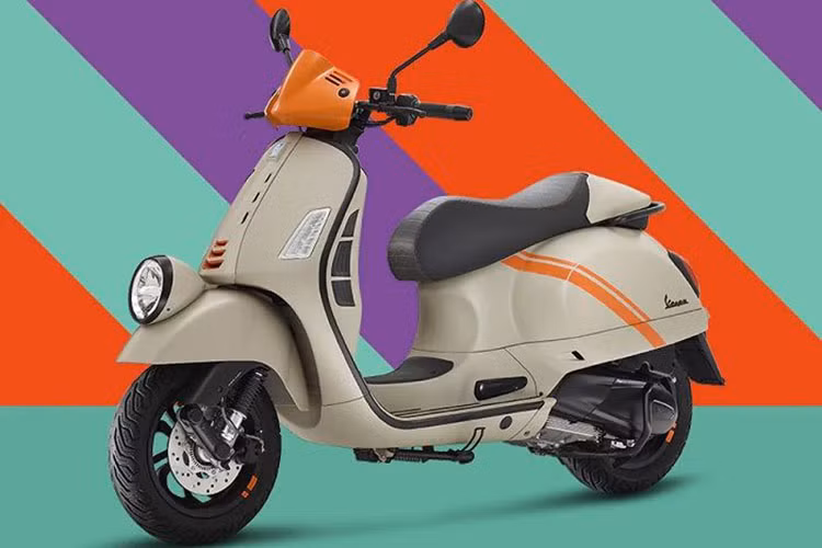 Cuối cùng chính là Vespa GTV 2023 - phiên bản thể thao hơn của Vespa GT. Mẫu xe ga này ra mắt với diện mạo mới khi được bổ sung thêm ốp chắn gió đầu xe nổi bật và đồng hồ điện tử hình tròn thay thế cho đồng hồ cơ trước đây.