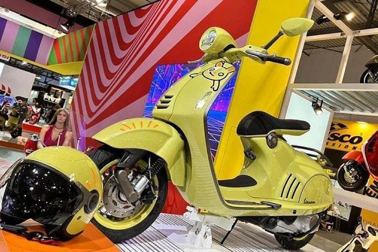 Tâm điểm thu hút sự quan tâm của báo giới chính là chiếc Vespa 946 10th Anniversario. Đây là phiên bản kỷ niệm 10 năm ra mắt của mẫu xe tay ga đắt tiền này.